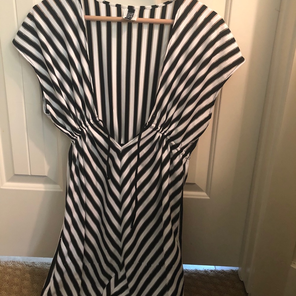 Becca black & white coverup, Size M